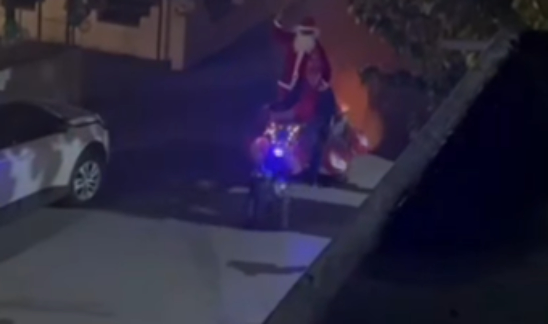 Κρήτη: Ο Άη Βασίλης κατέφθασε… με σκαπτικό – Η πιο απρόσμενη είσοδος των Χριστουγέννων (Βίντεο)