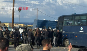 Κινητοποιήσεις αγροτοκτηνοτρόφων στο Ηράκλειο: Βανδαλισμοί και εκτεταμένες ζημιές σε οχήματα (φώτο, βίντεο)