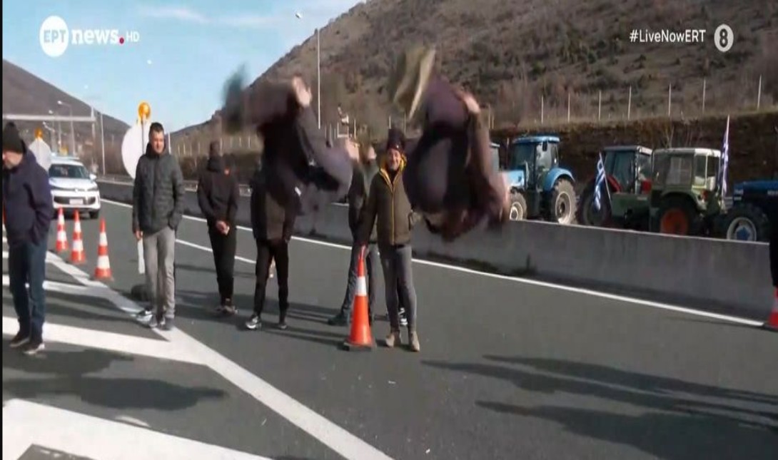 Σιάτιστα: Δύο νεαροί έκαναν ακροβατικά στο μπλόκο των αγροτών – Δείτε το βίντεο