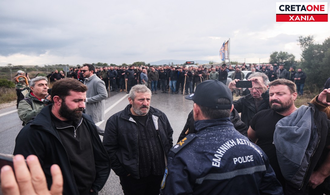 Δεν υποχωρούν οι κτηνοτρόφοι των Χανίων: Πέρασαν όλη τη νύχτα στο αεροδρόμιο (φωτογραφίες)