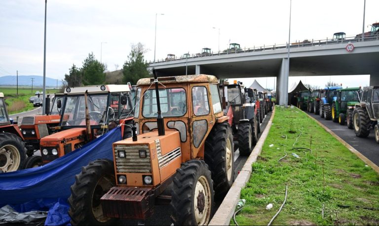 Μητσοτάκης σε αγρότες: «Ανοιχτός σε λύσεις» – Η αντιπολίτευση καταγγέλλει καθυστερήσεις και αδιέξοδα