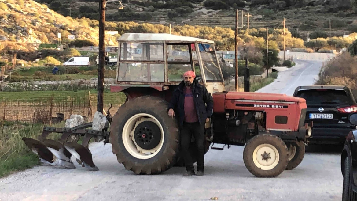 Μπλόκο από τον μοναδικό αγρότη στην Αμοργό – Έκλεισε το δρόμο με το τρακτέρ του (Φωτογραφίες)