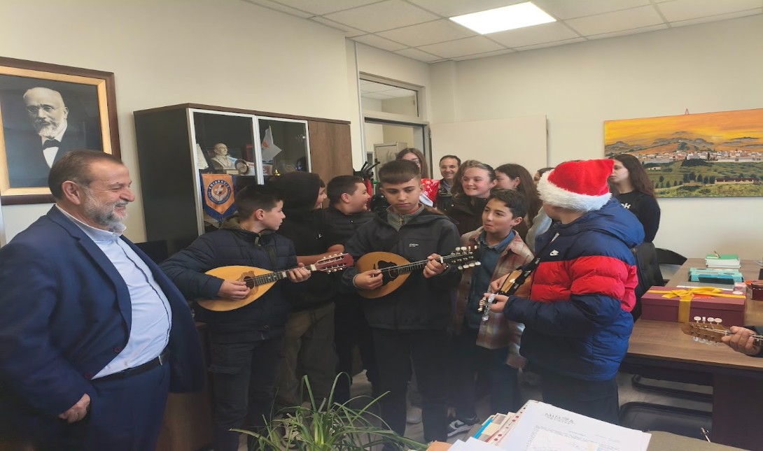 Aρκαλοχώρι: Έψαλαν τα κάλαντα στον Δήμαρχο Μινώα Πεδιάδας Βασίλη Κεγκέρογλου