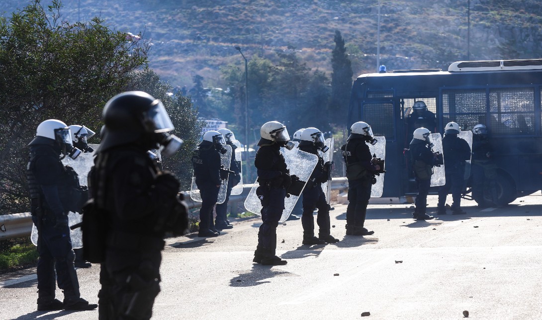 Κρήτη: Oκτώ αστυνομικοί τραυματίστηκαν στα επεισόδια με τους αγρότες