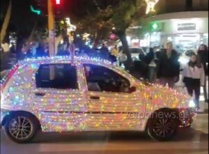 Αυτοκίνητο… «Ρούντολφ το Ελαφάκι» με δεκάδες φωτάκια κάνει βόλτες στους δρόμους των Χανίων