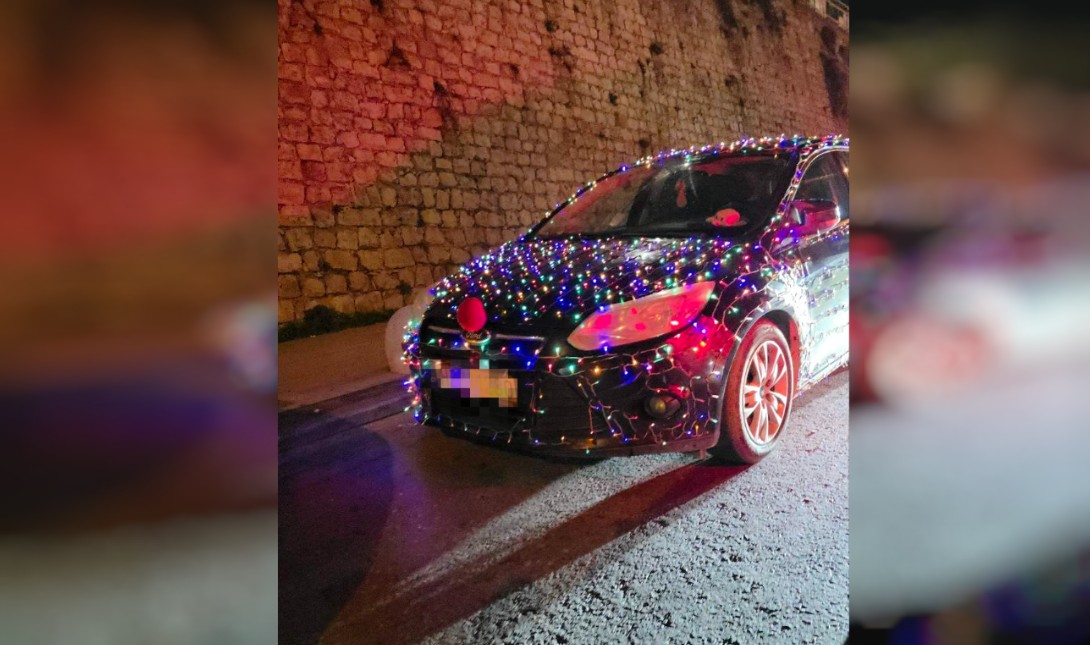 Ηράκλειο: Αυτοκίνητο έκλεψε τις εντυπώσεις με τα πολύχρωμα λαμπάκια του – Δείτε το βίντεο