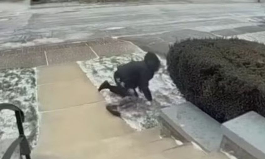 Αέρας πήρε και… σήκωσε στην κυριολεξία γυναίκα στη Νέα Υόρκη – Δείτε το βίντεο