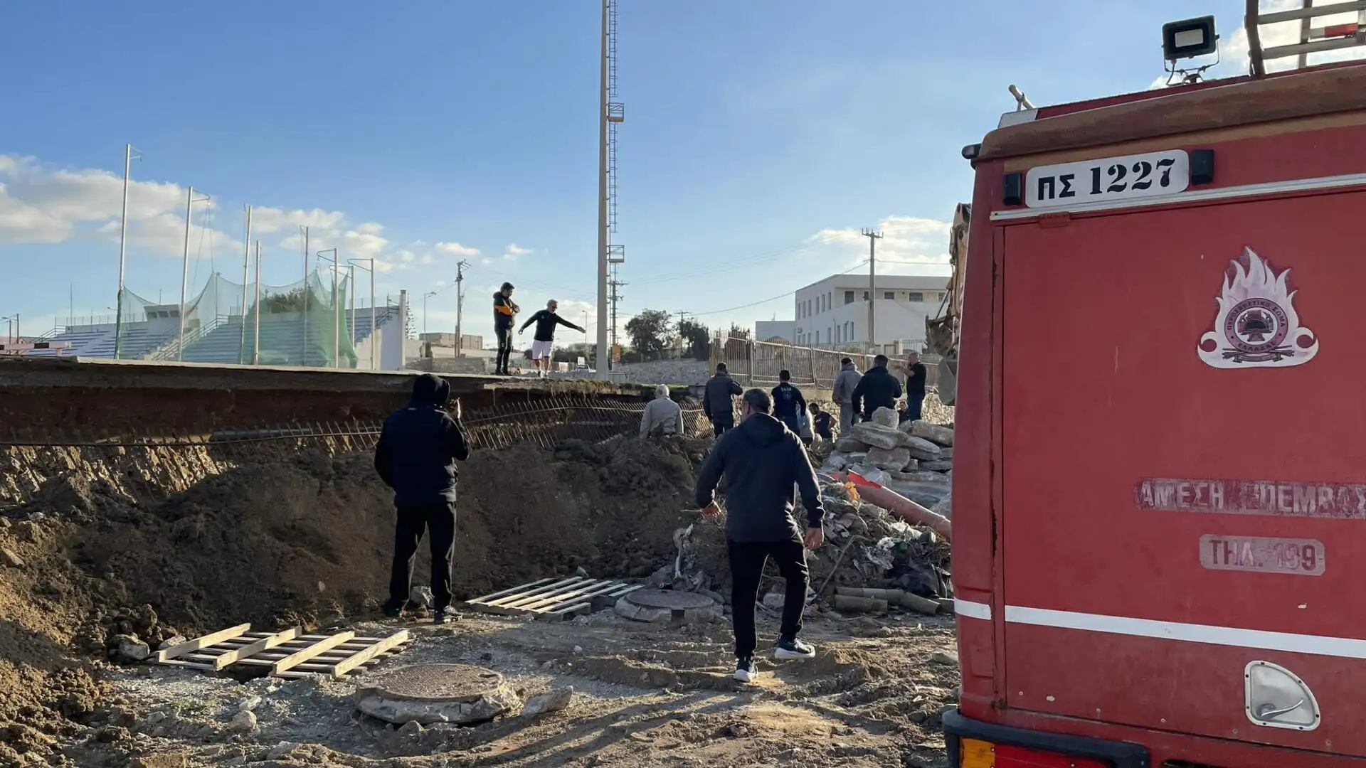 Εργατικό ατύχημα με 2 ελαφρά τραυματίες – Υποχώρησαν κάγκελα και έπεσαν σε τάφρο (Φωτογραφίες)