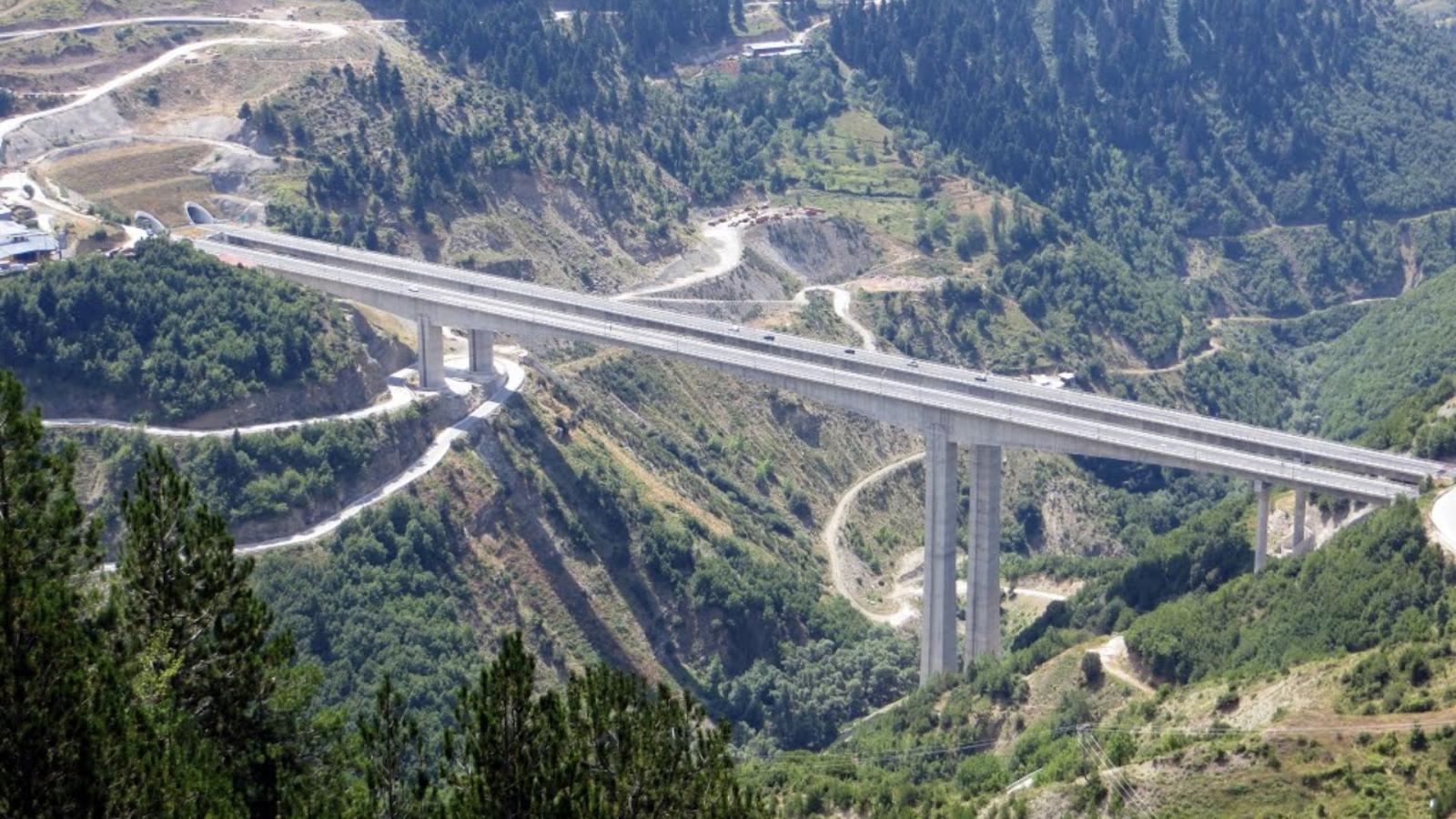 Βίντεο που κόβει την ανάσα: Η εντυπωσιακή γέφυρα που «σκίζει στα δύο» τα βουνά της Ηπείρου