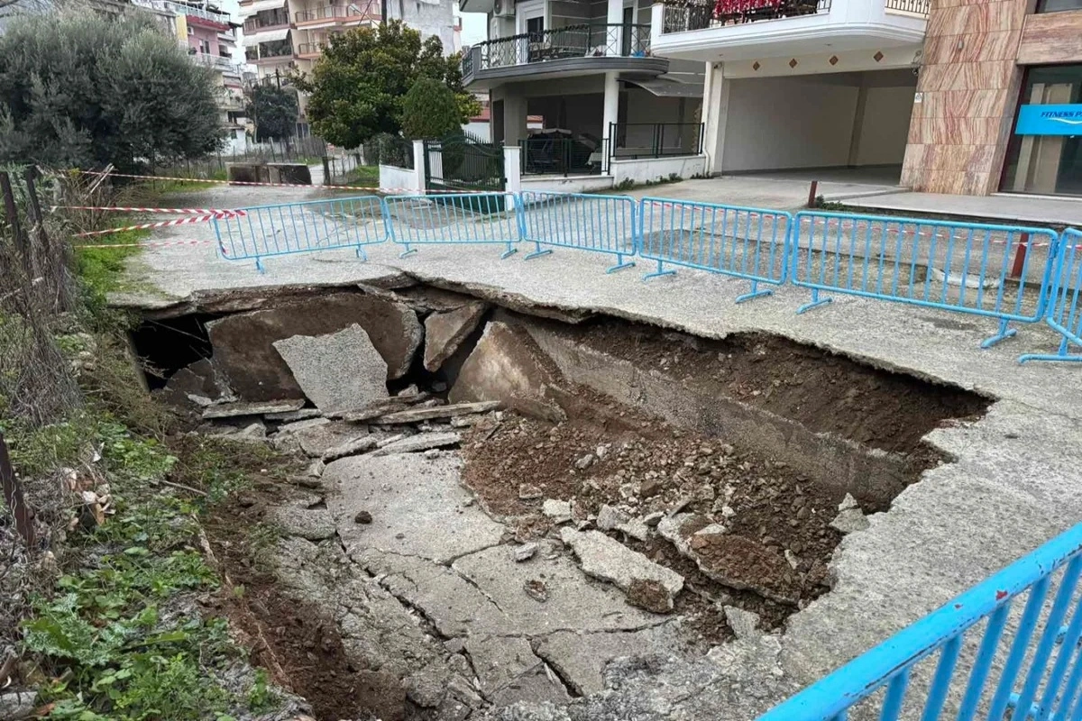 Απίστευτο στα Γιαννιτσά: Άνοιξε τρύπα σε δρόμο μήκους 10 μέτρων – Από κάτω περνάει χείμαρρος (Φώτο)