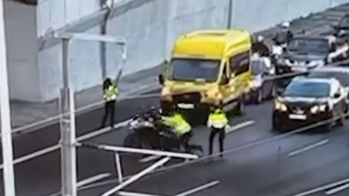Αναβάτης παρέσυρε γυναίκα τροχονόμο στην Αττική Οδό – Δείτε βίντεο