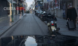 Παρατημένη μηχανή δημιουργεί κυκλοφοριακό «χάος» στο κέντρο του Ηρακλείου (φώτο)