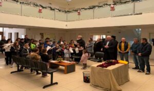 Βιάννος: Mαθητές έψαλαν τα κάλαντα στον Παύλο Μπαριτάκη (φωτογραφίες)