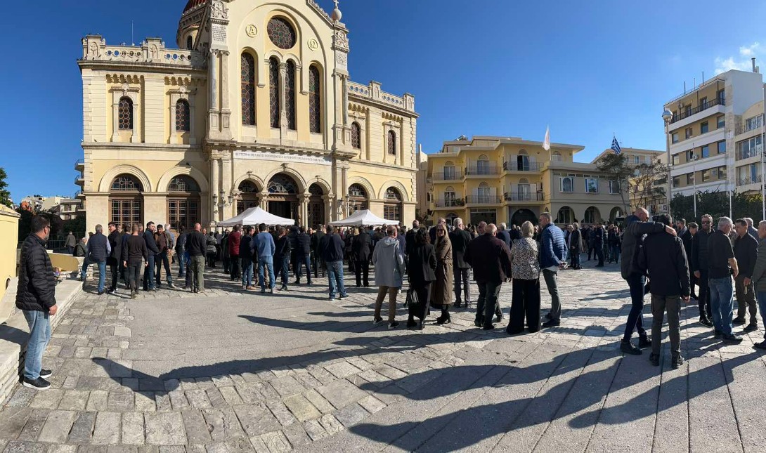Το Ηράκλειο αποχαιρέτισε τον αγαπητό επιχειρηματία Μανώλη Κουμαντάκη (φωτογραφίες & βίντεο)