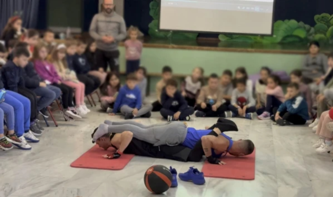 Γιορτή αθλητισμού, έμπνευσης και…κάμψεων στο 34ο δημοτικό σχολείο Ηρακλείου – Οι μαθητές υποδέχθηκαν κατόχους ρεκόρ Γκίνες