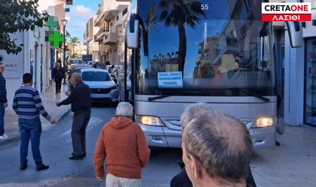 Κυκλοφοριακό χάος στην Ιεράπετρα: Λεωφορείο «κόλλησε» στο κέντρο – Πολίτες το σήκωσαν για να ανοίξει ο δρόμος (Φωτο)