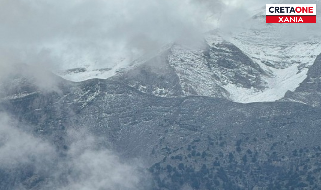 Τα Λευκά Όρη φόρεσαν τα χειμερινά τους: Έπεσαν τα πρώτα χιόνια – Δείτε μαγικές εικόνες