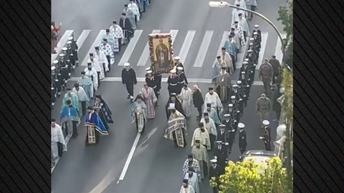 Πειραιάς: Πανηγυρική Θεία Λειτουργία και λιτάνευση της εικόνας του Αγίου Νικολάου – Δείτε το βίντεο