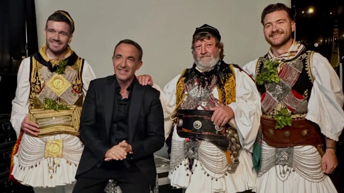Η γαλλική τηλεόραση «χορεύει» ελληνικά: Τσάμικο και φουστανέλες στην εκπομπή του Νίκου Αλιάγα