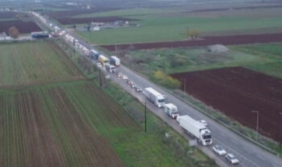 Μεγάλη ταλαιπωρία για τους εκδρομείς των Χριστουγέννων το αγροτικό μπλόκο στη Θήβα