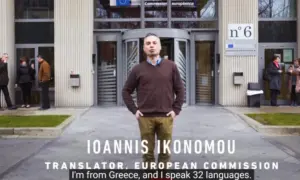 Ο Ηρακλειώτης που μιλάει 44 γλώσσες και είναι ο κορυφαίος πολύγλωσσος μεταφραστής της Κομισιόν – Δείτε βίντεο