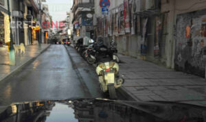 Παρατημένη μηχανή συνεχίζει να δημιουργεί κυκλοφοριακό «χάος» για πέμπτη συνεχόμενη μέρα στο κέντρο του Ηρακλείου (φωτο)