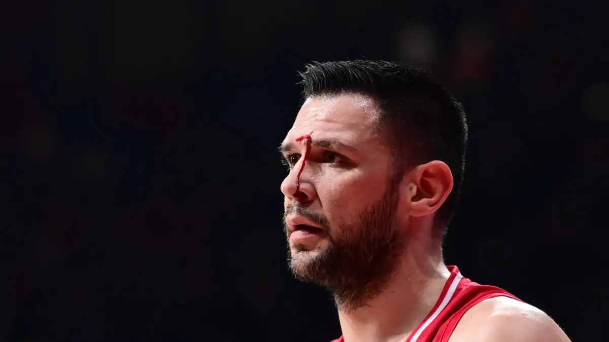 Ο Κώστας Παπανικολάου αποχώρησε με αίματα στο πρόσωπο από το Ολυμπιακός – Βιλερμπάν