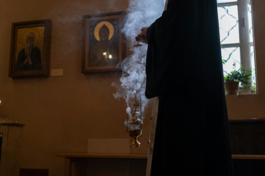 λιβανι παππας ιερεας