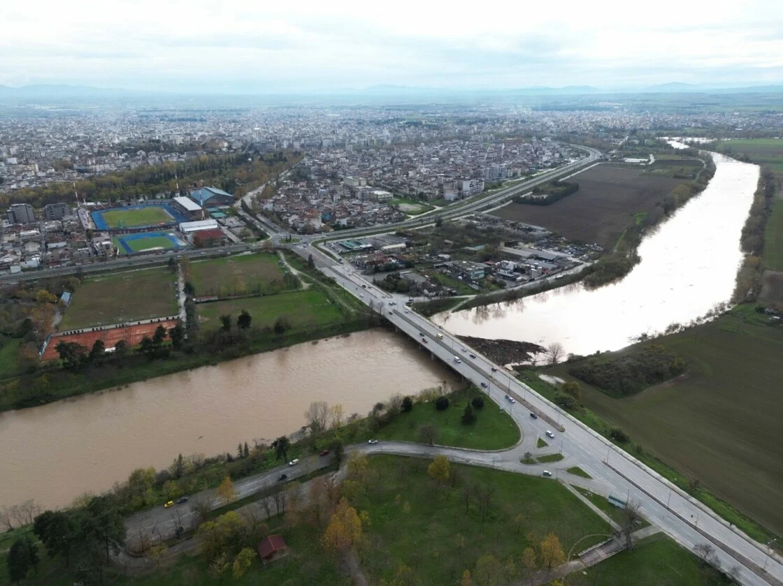 Χιλιάδες στρέμματα «εξαφανίστηκαν» σε Τρίκαλα και Λάρισα εξαιτίας της υπερχείλισης του Πηνειού (Φώτο)