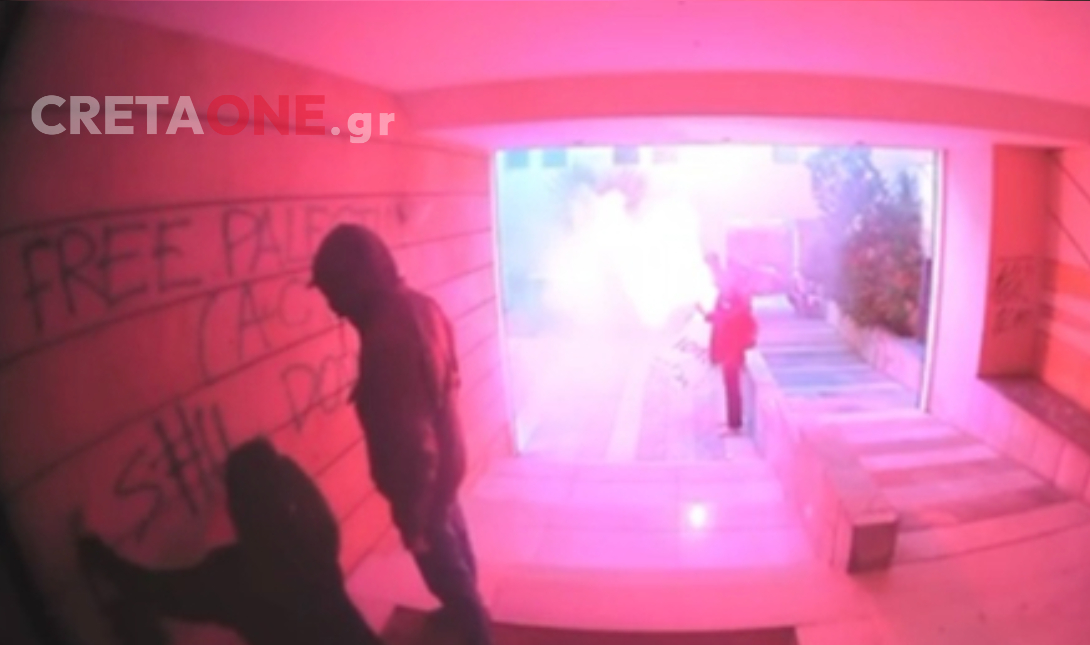 Έφοδος κουκουλοφόρων σε είσοδο πολυκατοικίας στο Ηράκλειο – Καρέ-καρέ η εισβολή