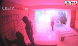 Έφοδος κουκουλοφόρων σε είσοδο πολυκατοικίας στο Ηράκλειο – Καρέ-καρέ η εισβολή