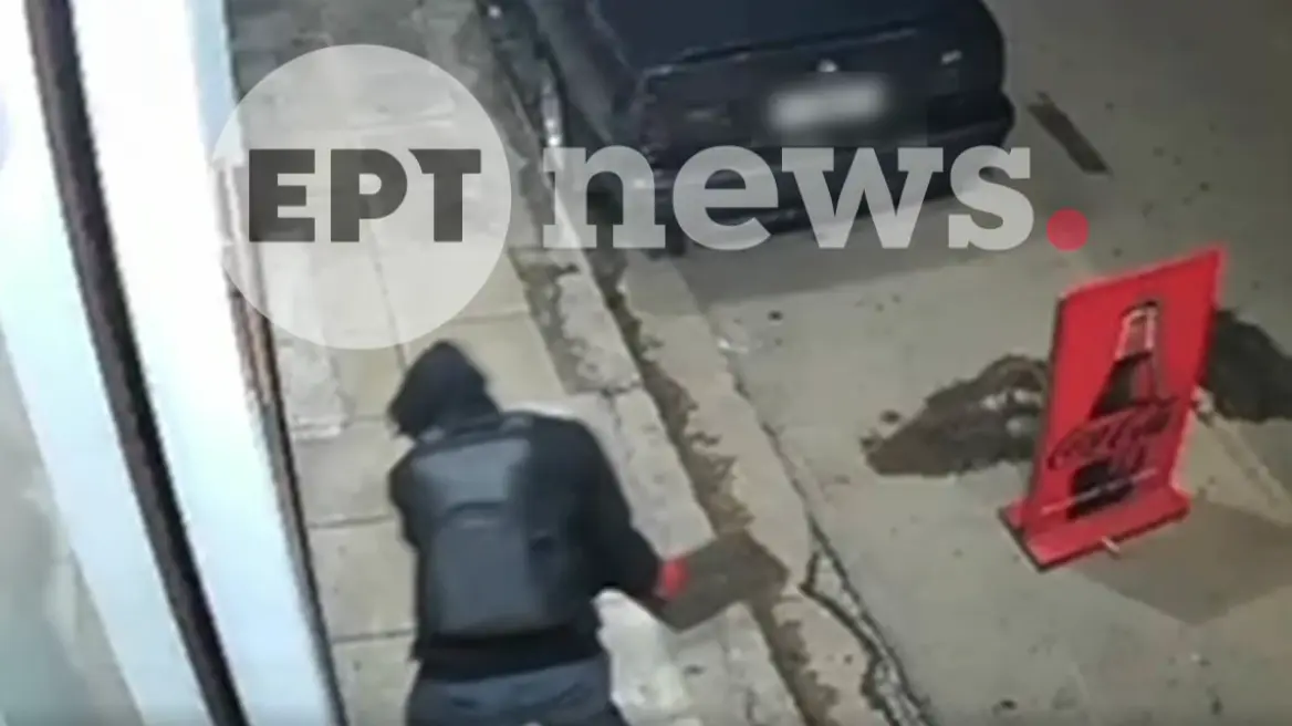 Κλέφτης σπάει τζαμαρία με καπάκι φρεατίου στα Σεπόλια και κλέβει καφετέρια