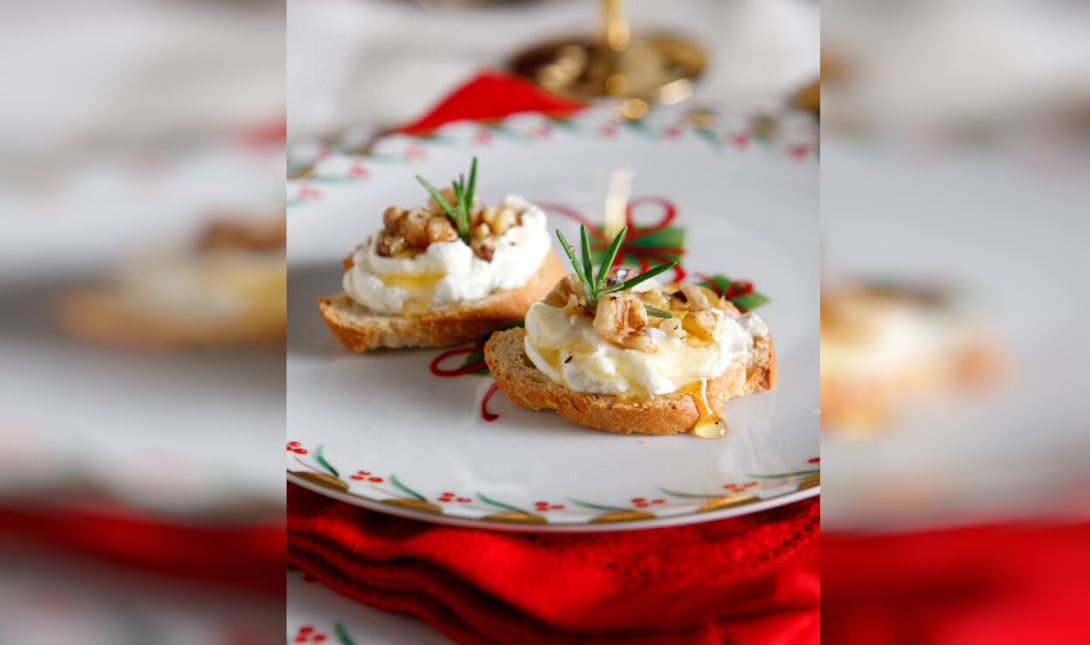 Μπρουσκέτες με κατσικίσιο τυρί, καρύδια και μέλι