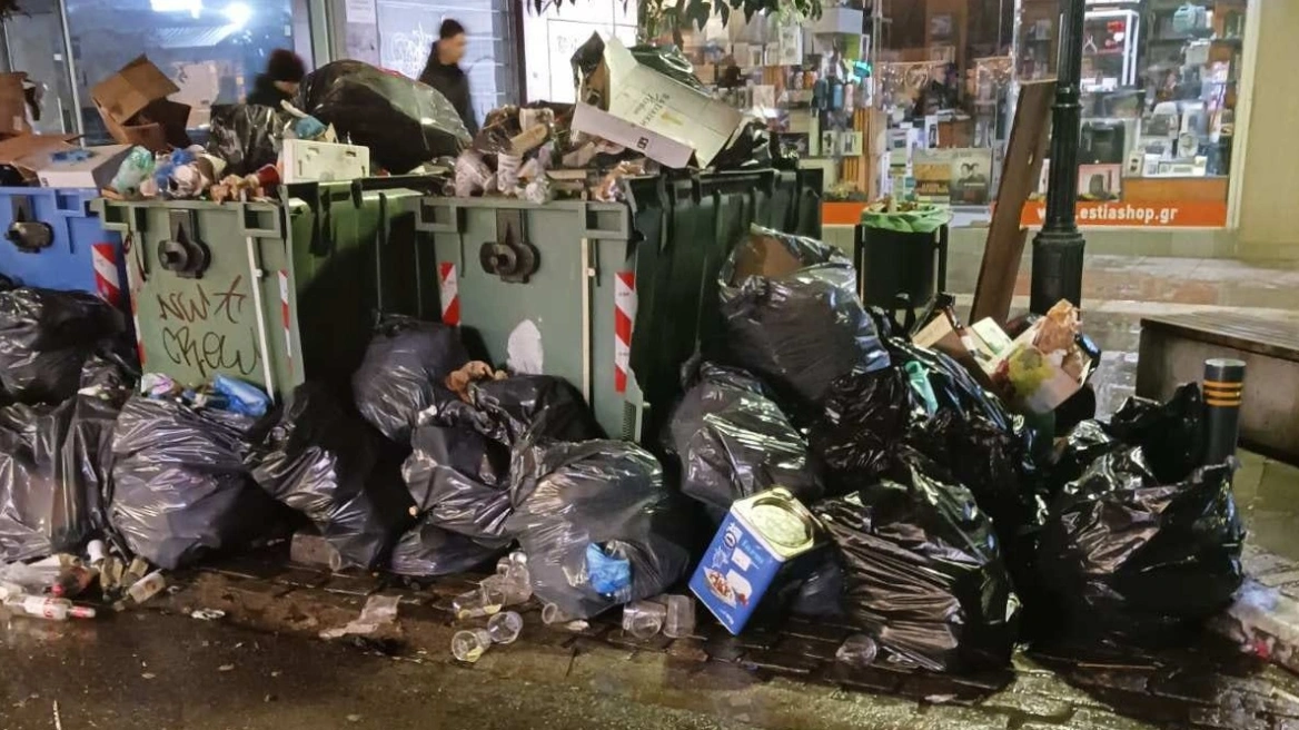 Γέμισαν σκουπίδια οι δρόμοι της Θεσσαλονίκης μετά τη γιορτή για την παραμονή των Χριστουγέννων: Σεβαστείτε την πόλη, το μήνυμα του δήμου