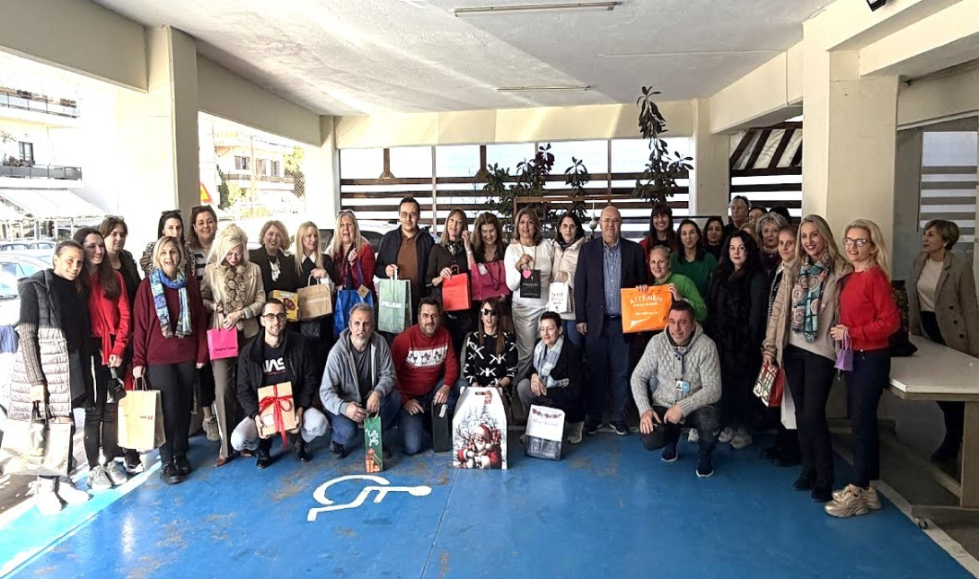 Ηρακλείο: Η Διεύθυνση Πρωτοβάθμιας Εκπαίδευσης στο πνεύμα των Χριστουγέννων – Ανταλλαγή δώρων και γιορτινή ατμόσφαιρα