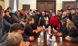 Ηράκλειο: Από το αεροδρόμιο στην… κατάληψη της Αποκεντρωμένης οι αγρότες – Περιμένουν απαντήσεις από την κυβέρνηση