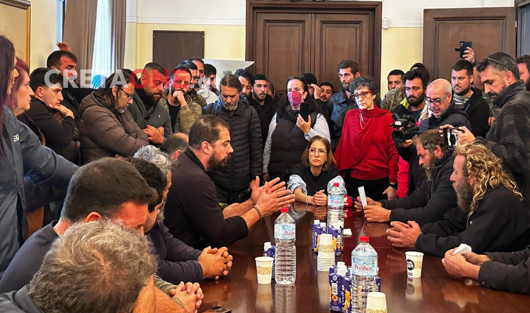 Ηράκλειο: Από το αεροδρόμιο στην… κατάληψη της Αποκεντρωμένης οι αγρότες – Περιμένουν απαντήσεις από την κυβέρνηση