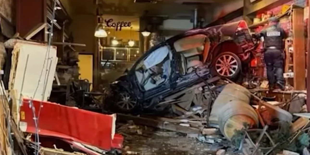 Βίντεο σοκ: Αυτοκίνητο πέφτει με μεγάλη ταχύτητα σε καφετέρια στο Λος Γκάτος – 90 ετών ο οδηγός