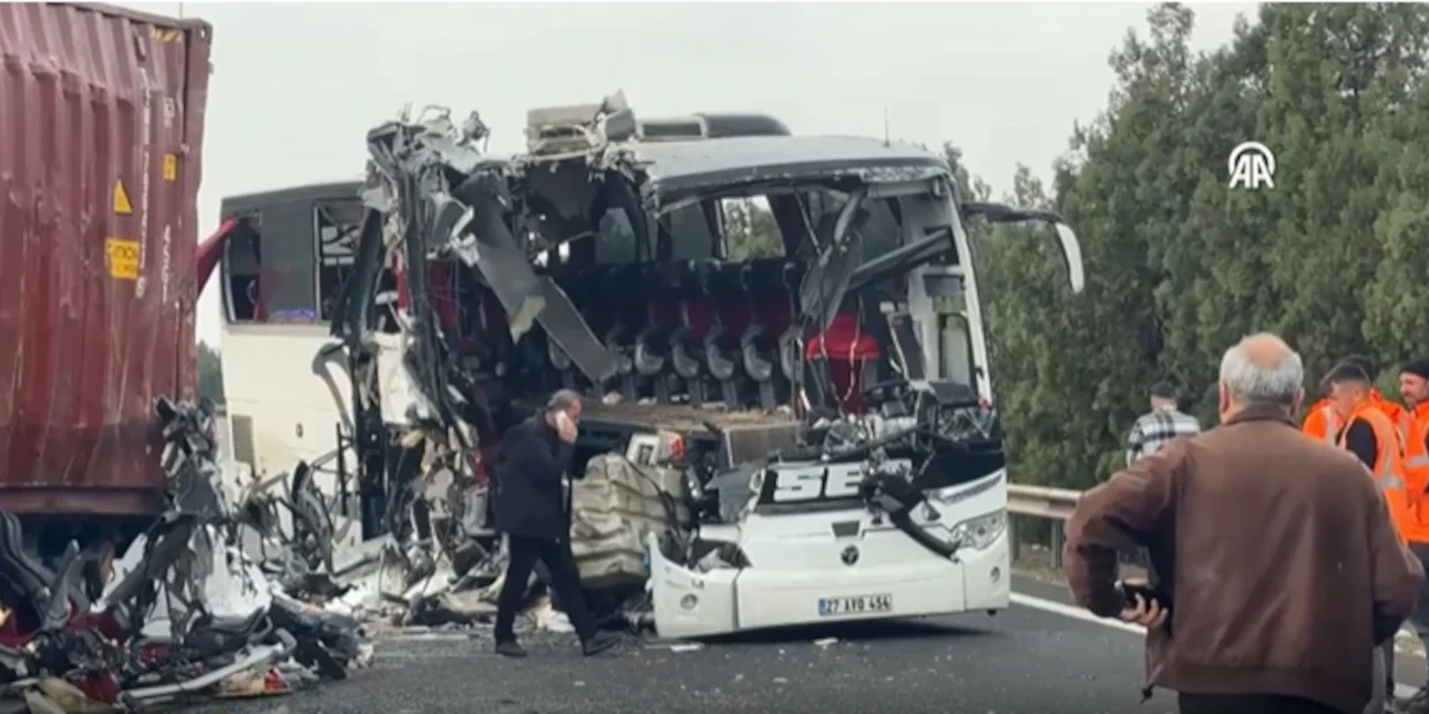 Σοκαριστικό τροχαίο στη Τουρκία: Επτά νεκροί και 11 τραυματίες σε σύγκρουση λεωφορείου με φορτηγό