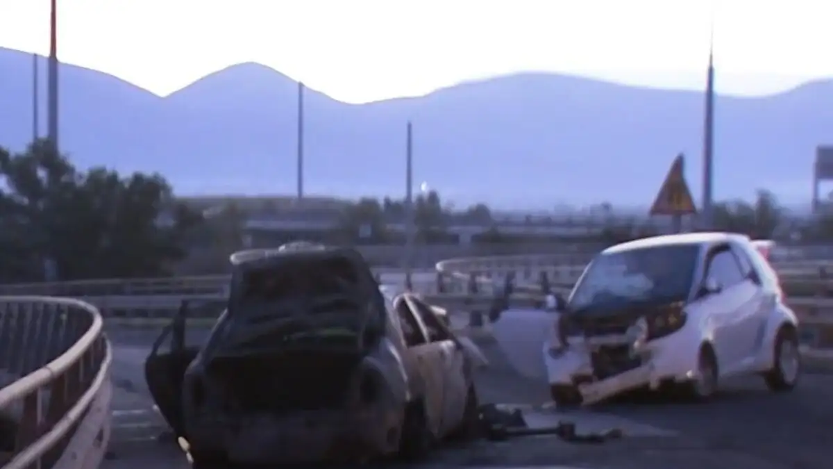 Τροχαίο στο Φάληρο: Αυτοκίνητο κάηκε ολοσχερώς μετά από σύγκρουση