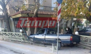 Τροχαίο ατύχημα στην Πάτρα: Αγροτικό αυτοκίνητο καρφώθηκε σε ταβέρνα