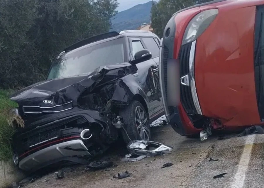 Τροχαίο-«σοκ» στην Πρέβεζα: Όχημα εξετράπη της πορείας του και τραυμάτισε γυναίκα (Φώτο)