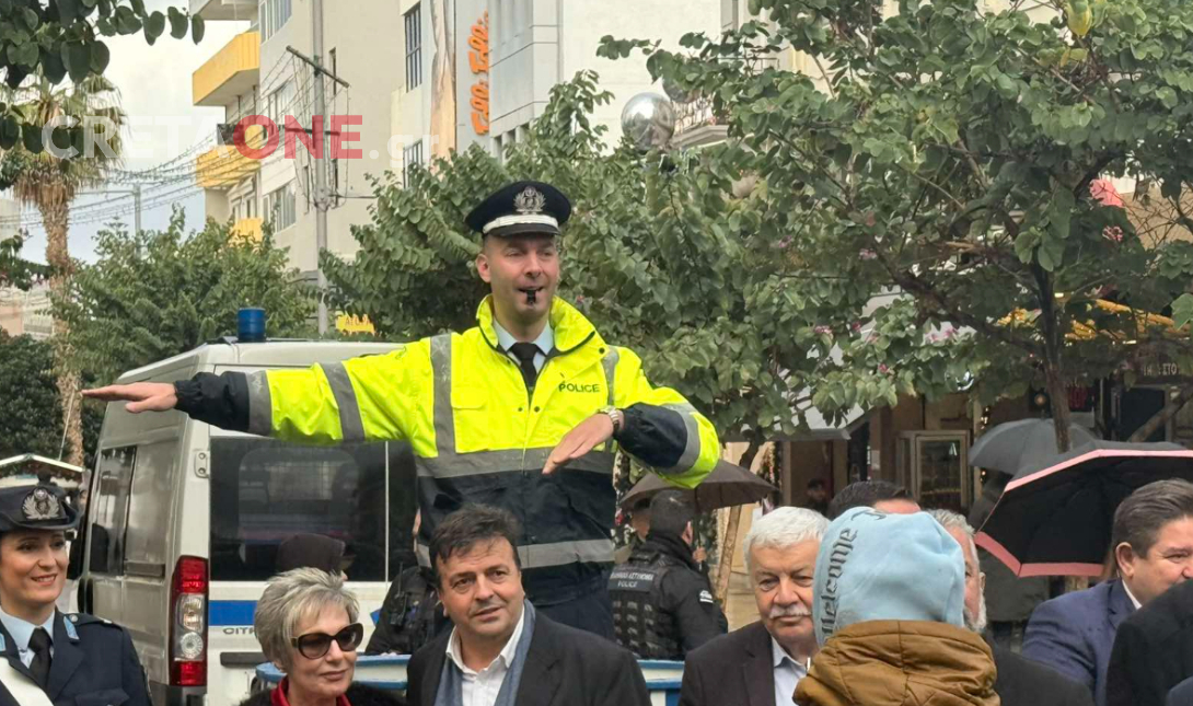 «Κόντρα» στην βροχή το Ηράκλειο: Η «τροχονομική βαρέλα» αναβίωσε στο κέντρο της πόλης – Δείτε βίντεο και φωτογραφίες