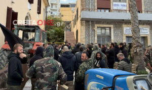 Αγροτοκτηνοτρόφοι: Από το αεροδρόμιο… σε ολονύκτια κατάληψη της Αποκεντρωμένης Διοίκησης Κρήτης (Φώτο)