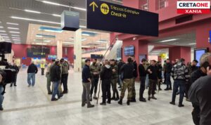 Κρήτη: Διανυκτερεύουν στο αεροδρόμιο των Χανίων οι αγρότες (βίντεο)