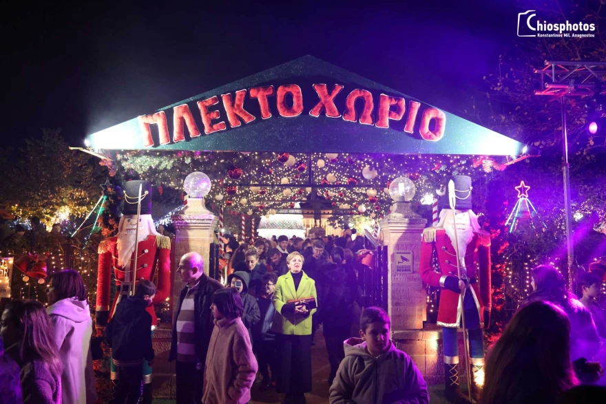 Το «πλεκτό» χριστουγεννιάτικο χωριό της Ελλάδας όπου όλα είναι κεντητά