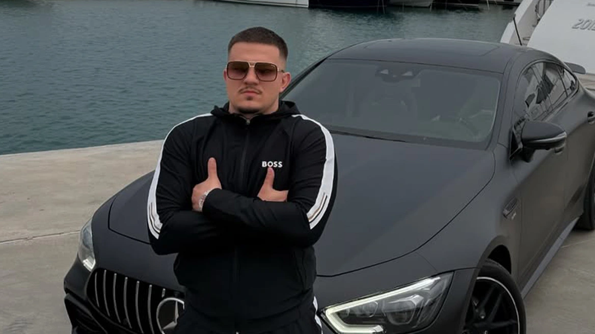 Κρατούμενος πασίγνωστος τράπερ ο οποίος επέβαινε σε κλεμμένο όχημα