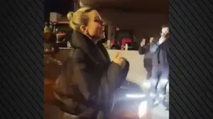 Γνωστή τραγουδίστρια στο πλευρό των αγροτών – Τραγούδησε και κομμάτι της (vid)