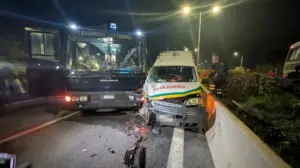 Σοβαρό ατύχημα με ασθενοφόρο να πέφτει πάνω σε κλούβα της Αστυνομίας – Δείτε φωτογραφίες