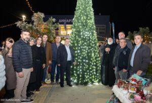 Το Αρκαλοχώρι «φόρεσε» τα γιορτινά του – Φωταγωγήθηκε το χριστουγεννιάτικο δέντρο (Φωτογραφίες)
